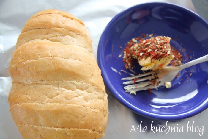 chlebek na grilla suszone pomidory bazylia czosnek grillowany pieczywo coś na ząb prosty zioła ziołowy zioła mozzarella mozarela camembert